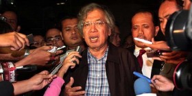 Anggota DPR dari fraksi PDIP, Panda Nababan (tengah), berbicara kepada wartawan usai diperiksa oleh Penyidik Komisi Pemberantasan Korupsi (KPK), terkait kasus dugaan menerima traveller cheque (TC) dalam pemilihan Deputi Gubernur Senior Bank Indonesia, Miranda S.Goeltom, Jumat (28/1/2011). KPK langsung menahan Panda dan 18 orang tersangka dari total 25 orang yang diduga menerima TC.