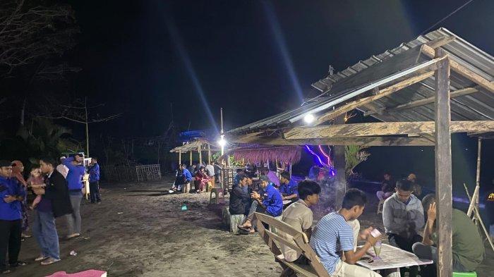 Suasana Pantai Mangindara, Desa Mangindara, Kecamatan Galesong Selatan, Kabupaten Takalar pada Sabtu (15/2/2025). Pantai Mangindara jadi pusat nongkrong anak muda. Pemandangan yang indah dan harga makanan yang terjangkau jadi alasan banyak dikunjungi.