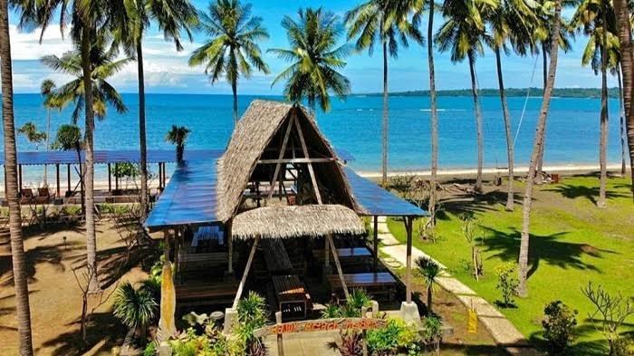 TPantai Sunari di Tile-tile, Kecamatan Bontoharu, Kabupaten Selayar, Sulawesi Selatan.