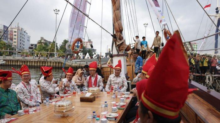 Para peserta Rakernas Apeksi XVI diajak keliling laut Losari menggunakan kapal pinisi, Rabu (12/7/2023)
 