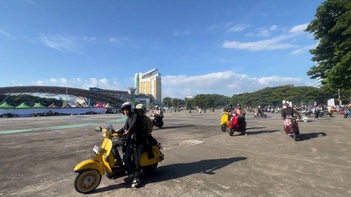 Para scooterist memasuki venue Makassar Mods Mayday 2024