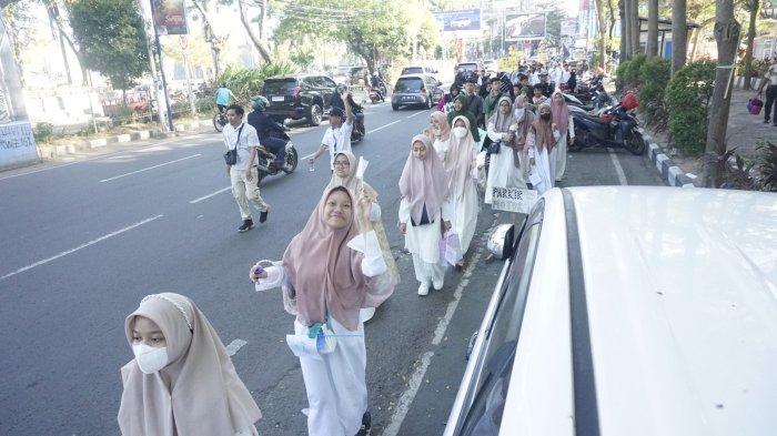 Parade siswa Sekolah Islam Terpadu (SIT) Al Biruni, Rabu (19/7/2023).  