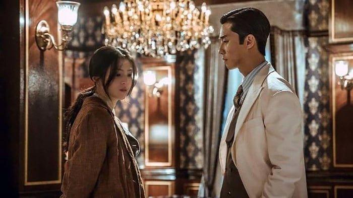 Perjuangan Park Seo Joon dan Han So Hee bertahan hidup dari monster dalam drakor Gyeongseong Creature.