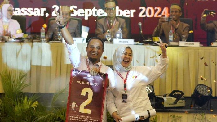 Pasangan Andi Sudirman Sulaiman - Fatmawati Rusdi Masse (Andalan Hati) foto bersama seusai seremoni pengundian dan penetapan nomor urut oleh KPU Sulsel, di Hotel Claro, Jl AP Pettarani, Kota Makassar, Senin (23/9/2024).