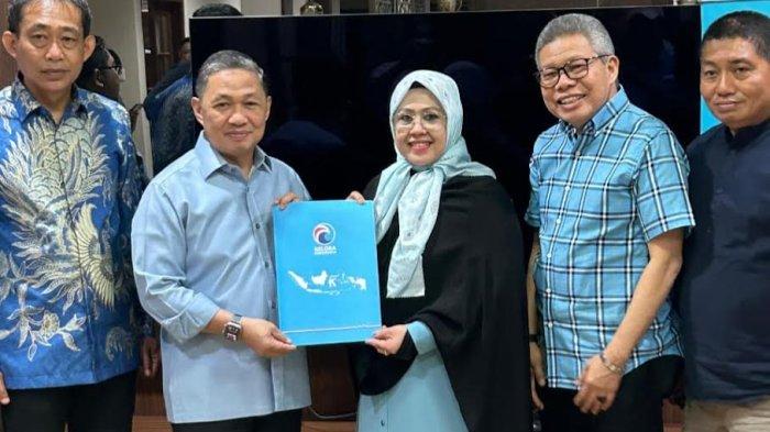 Pasangan Erna Rasyid Taufan-Rahmat Sjamsu Alam terima dokumen model B1-KWK dari Partai Gelora di Jakarta, Senin (26/8/2024).