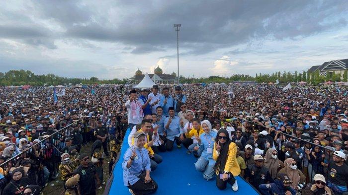 Pasangan calon Bupati dan Wakil Bupati Kabupaten Luwu, Sulawesi Selatan Patahuddin-Muh Dhevy Bijak Pawindu melaksana kampanye akbar, Kamis (21/11/2024). 