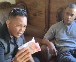 Aksi patroli masyarakat anti politik uang (money politics) di Kabupaten Luwu Timur, Sulawesi Selatan (Sulsel) kian masif jelang hari pencoblosan 27 November 2024. Amplop berisi Rp 200 ribu berhasil diamankan.


 