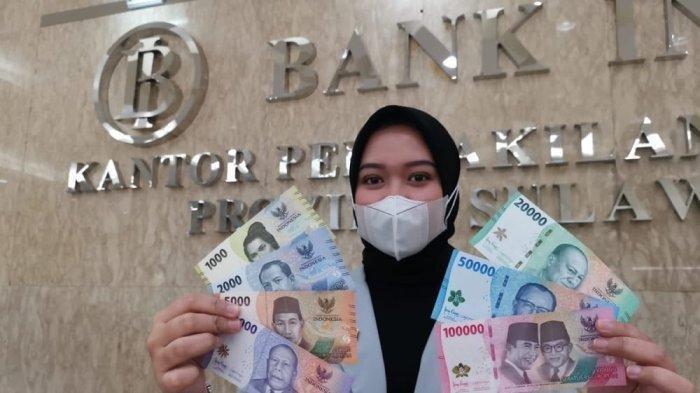 ILUSTRASI THR - Pegawai Kantor Perwakilan Bank Indonesia (BI) Sulawesi Selatan (Sulsel) menunjukan penampakan uang rupiah kertas tahun emisi 2022, Kamis (18/8/2022). Presiden Prabowo mencairkan THR PNS pada Senin (17/3/2025). 