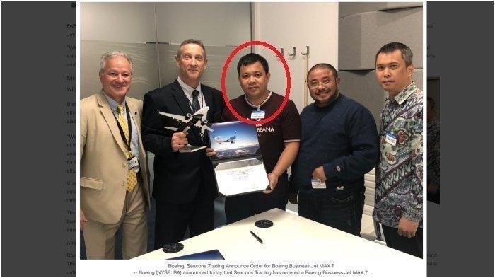 Haji Isam (tengah) saat datang memesan pesawat Boeing Business Jet MAX 7 pada acara pameran dirgantara Farnborough International Airshow 2018 di Farnborough, Inggris, Juli 2018 lalu.