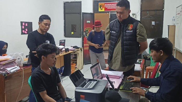 Pelaku penyanderaan anak kandung sendiri di Pinrang saat diperiksa di Mapolres Pinrang, Sulsel.