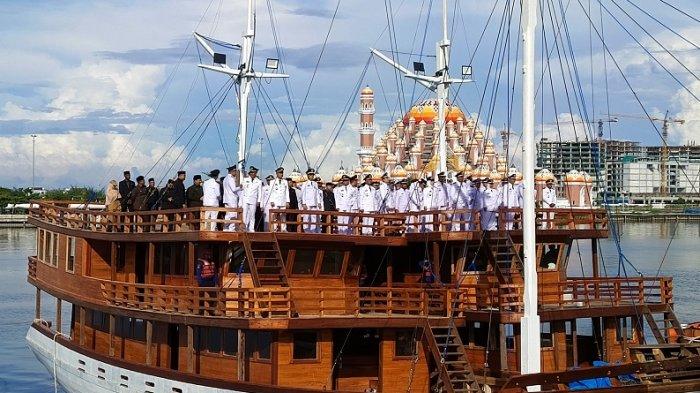 Pelantikan pejabat Pemkot Makassar di atas Kapal Pinisi Anjungan Pantai Losari Jl Penghibur Kecamatan Ujung Pandang, Rabu (3/1/2024).