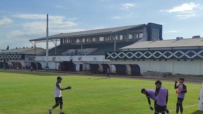 Pelatih Kiper PSM Makassar, M Sabilillahi memberikan instruksi kepada empat kipernya di sesi latihan di Stadion Kalegowa, Kabupaten Gowa, Sulawesi Selatan, Rabu (31/7/2024).