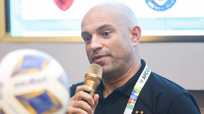 Pelatih PSM Makassar Bernardo Tavares saat jumpa pers jelang laga fase grup AFC Cup 2023/2024 antara Hai Phong FC vs PSM Makassar pada, Rabu (20/9/2023).
