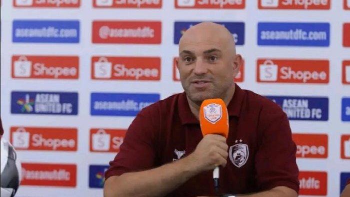 Pelatih PSM Makassar, Bernardo Tavares saat konferensi jelang laga lawan BG Pathum di laga perdana Grup A ASEAN Club Championship 2024/2025 di Stadion Batakan, Balikpapan, Selasa (20/8/2024).