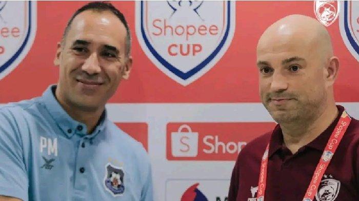 Pelatih Svay Rieng, Jose Munoz Zoyo (kiri) dan Pelatih PSM Makassar, Bernardo Tavares (kanan) bersalaman usai konferensi pers jelang pertandingan di Stadion Phnom Penh Olympic, Kamboja, Selasa (7/1/2025).