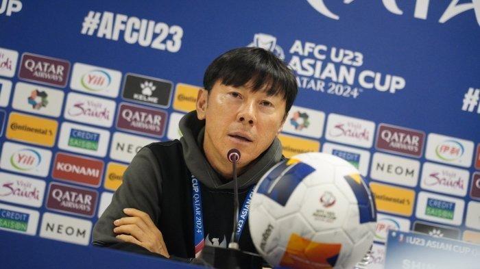 Pelatih kepala TImnas Indonesia U-23, Shin Tae-yong saat menghadiri sesi pre match conference kontra Korea Selatan pada babak perempat final Piala Asia U-23, Qatar, Rabu (24/4/2024). 