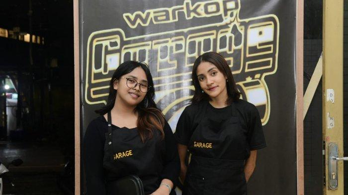 PELAYAN WARKOP- Pelayan warung Kopi Garage di kawasan perkantoran Tribun Timur, Jl Cenderawasih No 430, Kota Makassar, Sulawesi Selatan, Senin (10/2/2025). 
Warkop ini mengusung tema kerakyatan ini buka saat perayaan ulang tahun ke-21 Tribun Timur. 