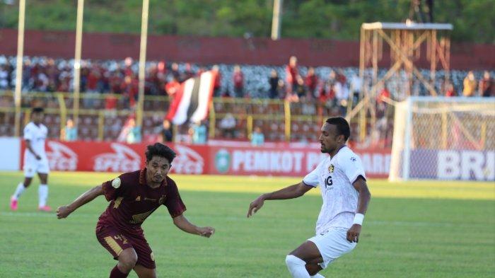 Pemain PSM Makassar, M Arfan duel dengan pemain Persik Kediri, Rohit Chand di Stadion BJ Habibie, Parepare, Kamis (3/8/2023). PSM Makassar kalah 1-2 dari Persik.