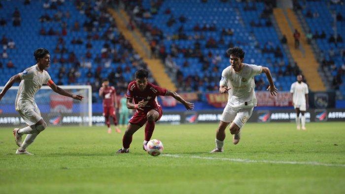 Pemain PSM Makassar, Abdul Rahman saat dikepung oleh pemain Arema FC pada pekan kelima Liga 1 2024/2025 di Stadion Batakan, Balikpapan, Kalimantan Timur, Minggu (15/9/2024).
