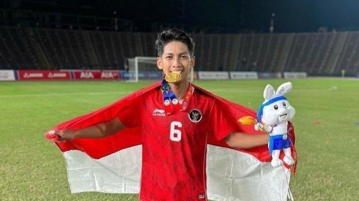 Pemain PSM Makassar Ananda Raehan saat meraih emas bersama Timnas Indonesia di Sea Games 2023 