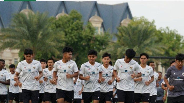 Pemain PSM Makassar Mufli Hidayat dan Sulthan Zaky latihan perdana bareng Timnas U-20 di Doha, Qatar, Minggu (24/12/2023)