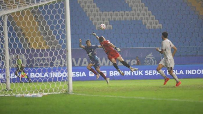 Pemain PSM Makassar, Victor Dethan duel berebut bola dengan kiper Persik Kediri, Leonardo Navacchio pada pekan ke-10 Liga 1 2024/2025 di Stadion Batakan, Balikpapan, Kalimantan Timur, Senin (4/11/2024) malam.