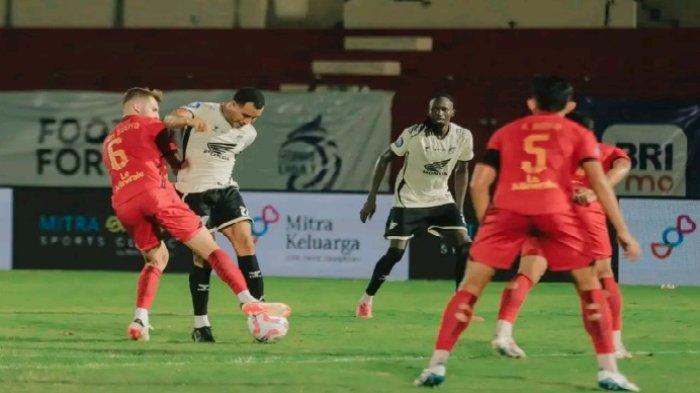 Pemain PSM Makassar, Victor Luiz duel dengan pemain Persija, Ramon Bueno di Stadion Sultan Agung, Bantul, Daerah Istimewa Yogyakarta, Minggu (29/9/2024).