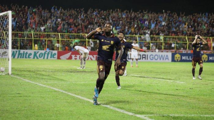 Pemain PSM Makassar, Victor Mansaray saat selebrasi gol usai menjebol gawang Persija Jakarta di Stadion BJ Habibie, Parepare, Jumat (3/11/2023). PSM Makassar akan merekrut pemain asing baru.





 