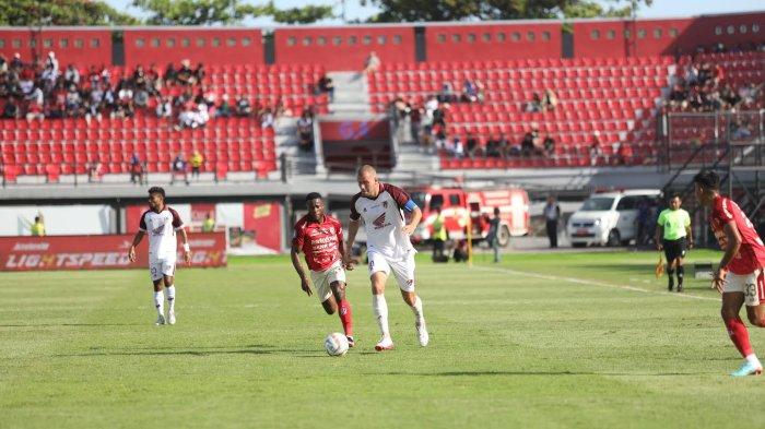 Pemain PSM Makassar, Willem Jan Pluim berduel dengan pemain Bali United di Stadion Kapten I Wayan Dipta, Gianyar, Bali, Jumat (11/8/2023).