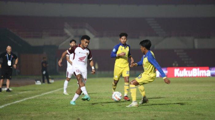Pemain PSM Makassar Yance Sayuri mencoba melewati pemain Barito Putera pada pertandingan pekan 29 di Stadion Sultan Agung, Bantul, Jumat (15/3/2024).