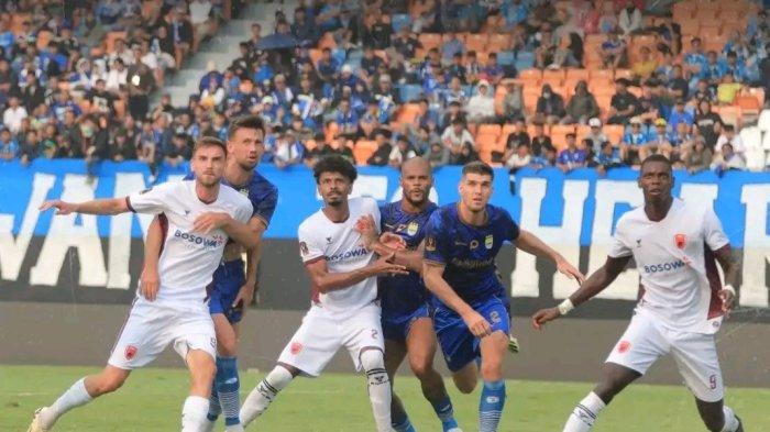 Pemain PSM Makassar (jersey putih), Nermin Haljeta, Aloisio Neto dan Adilson Silva dikawal pemain Persib Bandung (jersey biru), Mateo Kocijan, David Da Silva, Nick Kuipers di laga perdana Piala Presiden 2024 di Stadion Si Jalak Harupat, Kabupaten Bandung, Jawa Barat, Jumat (19/7/2024) sore. PSM Makassar kalah 2-0 dari Persib Bandung.