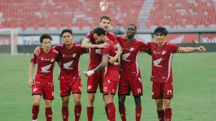 SELEBRASI PEMAIN - Pemain PSM Makassar selebrasi usai membobol gawang Persija Jakarta pada pekan 24 Liga  2024/2025 di Stadion Kapten I Wayan Dipta, Gianyar, Bali, Minggu (23/2/20025). PSM Makassar mendapat dua sponsor baru di Liga 1 2024/2025.