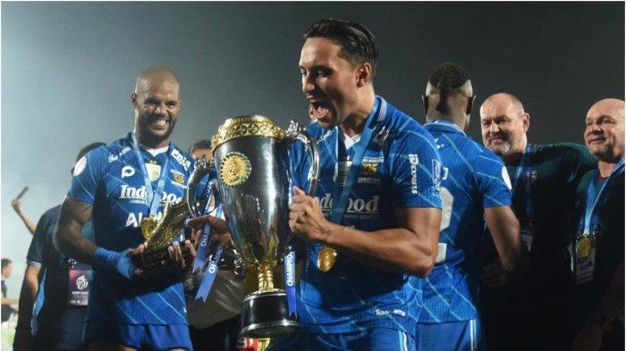 Pemain Persib Bandung Ezra Walian. Persib Bandung tak kunjung mengumumkan nasib Ezra Walian setelah Liga 1 musim 2023 / 2024 berakhir.