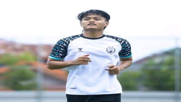 Pemain anyar PSM Makassar, Dimas Sukarno memakai jersey latihan di Stadion Kalegowa, Kabupaten Gowa, Selasa (2/7/2024). PSM Makassar membocorkan jersey home dan away yang akan digunakan untuk musim 2024-2025.