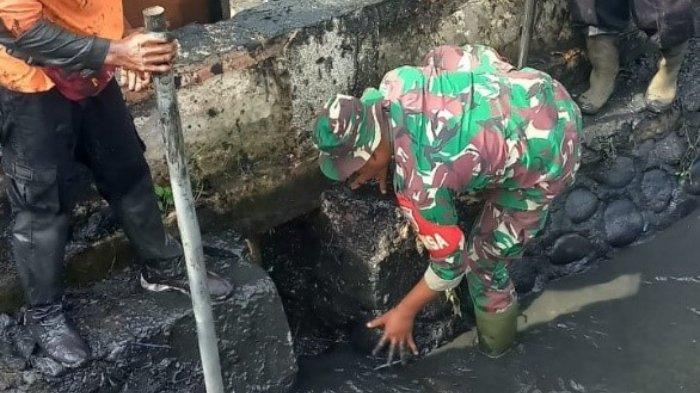 Pembersihan saluran air untuk menjaga kelestarian lingkungan dilanjutkan dengan edukasi kepada masyarakat untuk tidak membuang sampah di sungai.
