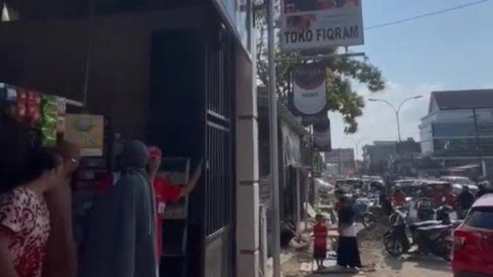 Pembunuhan di salah satu toko kelontong depan SPBU Jl Ahmad Yani, Kecamatan Tanete Riattang Barat, Kabupaten Bone, Sulawesi Selatan, Jumat (10/11/23).