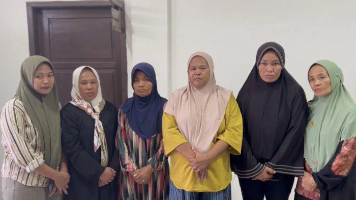 Ibu-ibu pemeran video viral tenggak miras di atas panggung sampaikan permintaan maaf di Mapolres, Jl Pelita, Kecamatan Binamu, Kabupaten Jeneponto, Sulawesi Selatan (Sulsel) Jumat (26/7/2024)