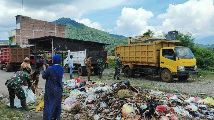SAMPAH - PT BMS dan Pemerintah Kabupaten Luwu, Sulawesi Selatan membersihkan area belakang Pasar Padang Sappa, Kecamatan Ponrang menyambut Hari Bumi. Setidaknya, 80 ton sampah berhasil diangkut. 