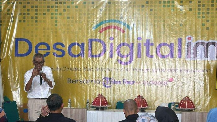 Pemimpin Umum Tribun Timur berbicara dalam pelatihan Desa Digital IM3 di Bonto CIndea, Pangkep, Senin (4/12).