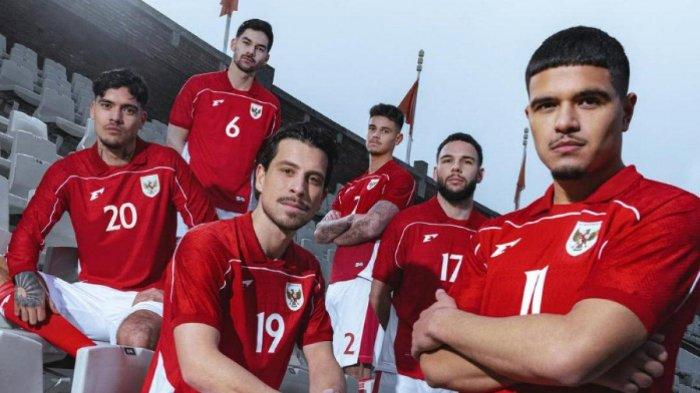 TIMNAS INDONESIA - Penampakan jersey terbaru Timnas Indonesia resmi diperkenalkan oleh Erspo, Kamis (23/1/2025). Ada empat pemain Timnas Indonesia absen melawan Australia karena cedera dan akumulasi kartu kuning.