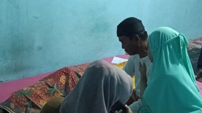 Penemuan mayat perempuan di salah satu Indekos di Jl Lembu, Sengkang, Kecamatan Tempe, Kabupaten Wajo, Sulsel bikin geger warga sekitar. Saat ini jenazahnya berada di rumah duka,  Jl Andi Ninnong, Sengkang, Jumat (30/8/2024) malam