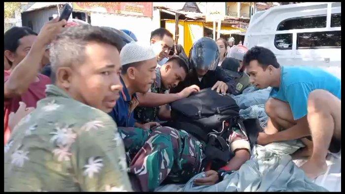 Penerjun payung yang jatuh diangkut menggunakan mobil pickup menuju RSUD dr La Palaloi Maros