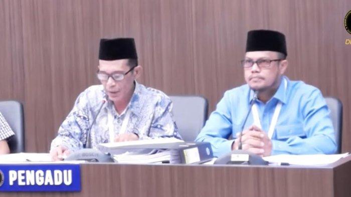 Pengadu saat sidang pemeriksaan pelanggaran kode etik penyelenggara Pemilu KPU Palopo dan Bawaslu Palopo.