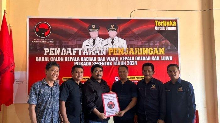 Pengambilan formulir cakada Ketua DPD Nasdem Luwu, Arham Basmin diwakili tim sukses di Sekretariat DPC PDIP Luwu, Kecamatan Belopa Utara, belum lama ini.