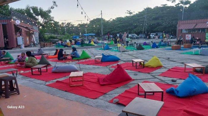 Pantai Merpati di Bulukumba, Sulawesi Selatan kini disulap menjadi sentra kuliner paling hits.