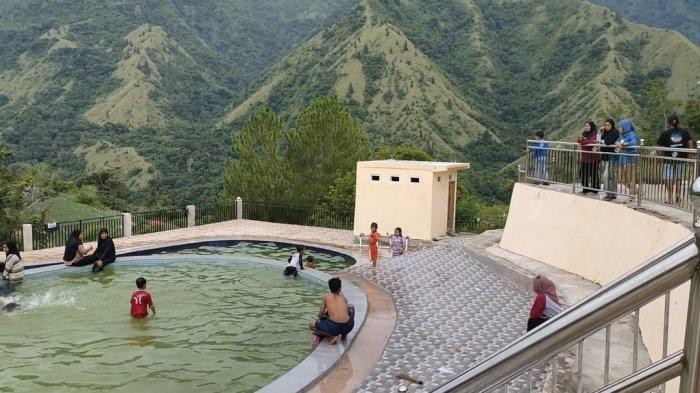MENDATTE PARK - Pengunjung bersantai di Kolam Renang Mendatte Park, Jl Poros Enrekang-Toraja, Desa Mendatte, Kecamatan Anggeraja, Kabupaten Enrekang, Sulawesi Selatan, Minggu (2/2/2025) sore. 