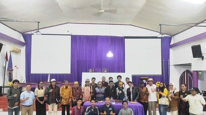 Penulis Novel Sejarah Sang Pembebas, Prof Halilintar Lathief (sembilan dari kiri) bersama Wakil Pemimpin Redaksi Tribun Timur, AS Kambie (delapan dari kanan) dan Kritikus Sastra, Budayawan, Andi Mahrus Andis (delapan dari kiri) dalam dialog budaya di Sekolah Tinggi Ilmu Filsafat Theologia Indonesia Timur (STFT INTIM), Jl Baji Dakka, No 7, Kecamatan Mamajang, Kota Makassar, Kamis (20/2/2025). Novel Sang Pembebas membahas sosok Raja Bone, Aru Palakka. 
