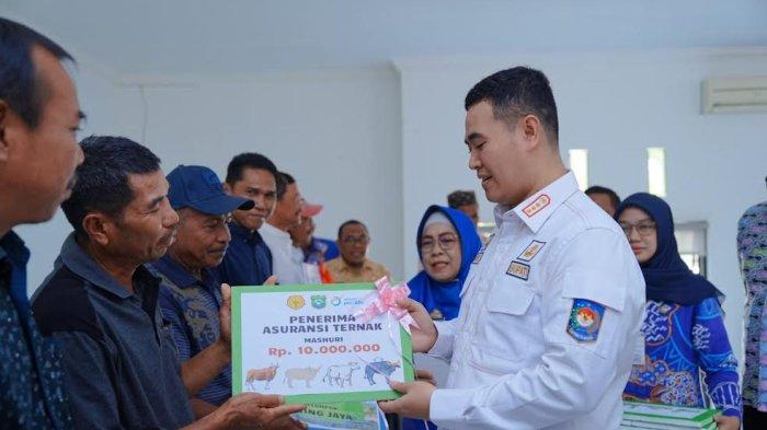 Penyerahan alsintan dilakukan oleh Bupati Pangkep, Muhammad Yusran Lalogau di desa Barabatu, Kecamatan Labakkang, Kamis (27/10/23).