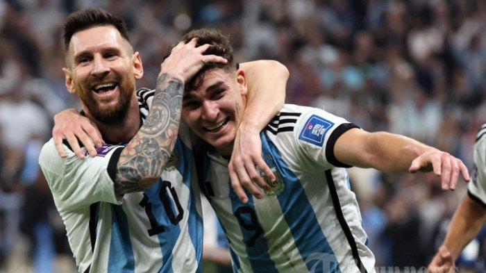 Penyerang Argentina Julian Alvarez (kanan) merayakan golnya, dirangkul 10 Lionel Messi (Kiri) setelah ia mencetak gol kedua timnya selama pertandingan semifinal sepak bola Piala Dunia 2022 antara Argentina dan Kroasia di Stadion Lusail di Lusail, utara dari Doha pada 13 Desember 2022.