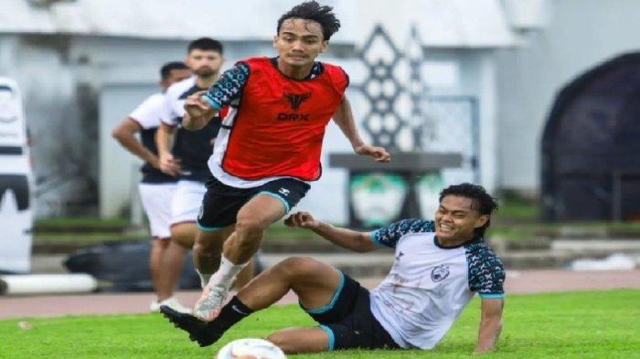 Penyerang PSM Makassar, Andy Harjito ditekel bek Dimas Sukarno saat sesi latihan di Stadion Kalegowa, Kabupaten Gowa, Sulawesi Selatan. Andy Harjito alami cedera.